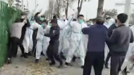 Завод айфонов предлагает по 1400 долларов за увольнение после беспорядков