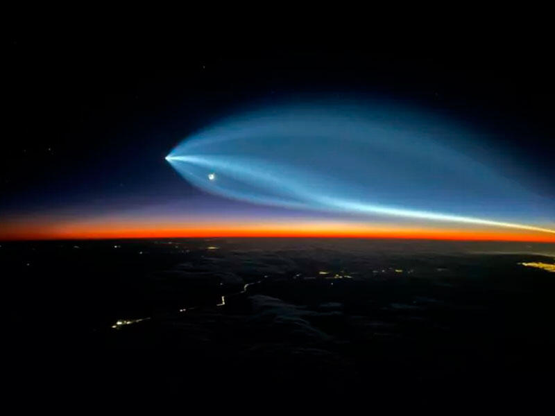 SpaceX запустила Falcon 9 в 15-й раз, чтобы добавить спутников на орбиту