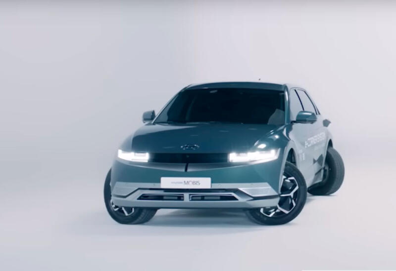 Благодаря системе «крабового шага» Hyundai IONIQ 5 может двигаться боком и поворачиваться на 180°