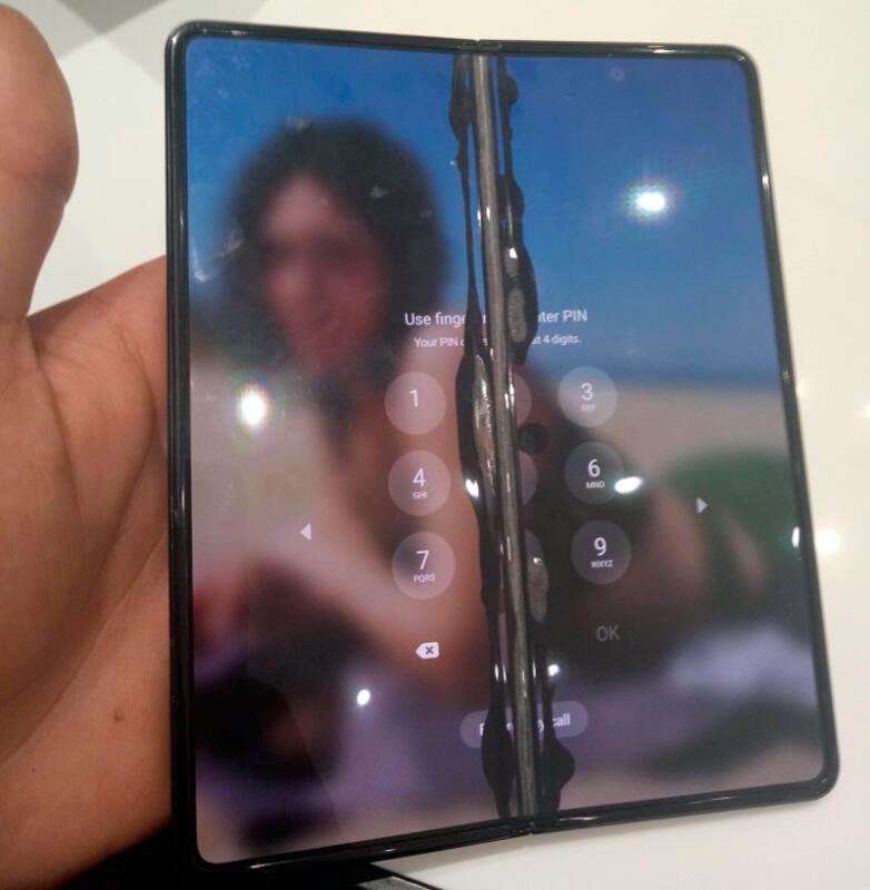 Экраны Samsung Galaxy Z Fold 3 выходят из строя сразу после окончания гарантии