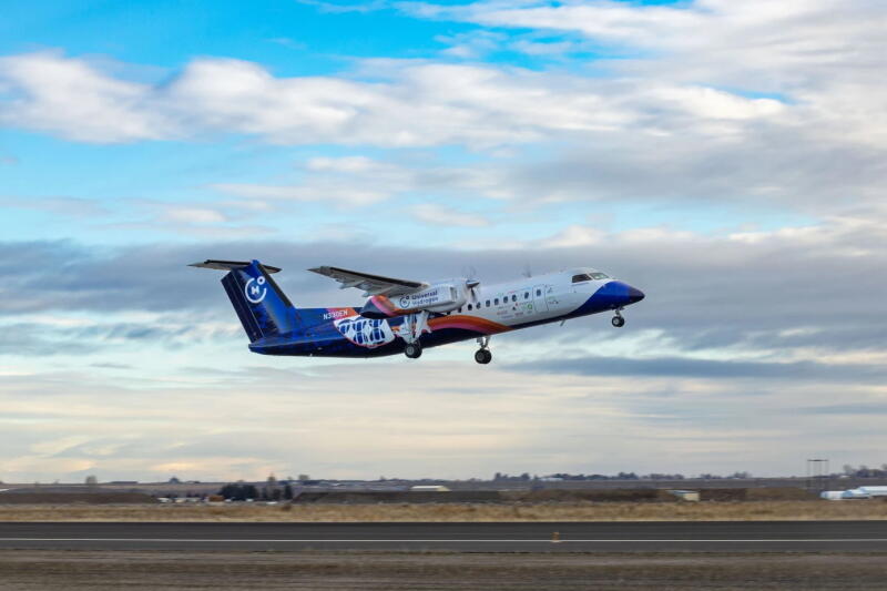 Самолёт Dash-8 пролетел на водороде 15 минут