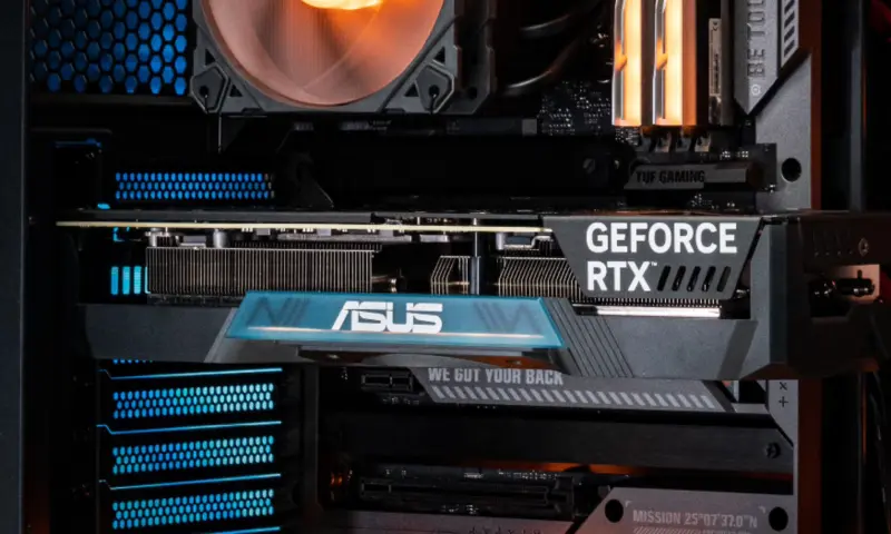 ASUS показал видеокарту, которая использует специальный слот материнской платы для питания