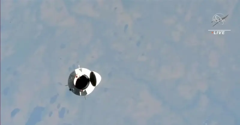 Капсула SpaceX Crew-7 Dragon пристыковывается к космической станции с международной командой астронавтов