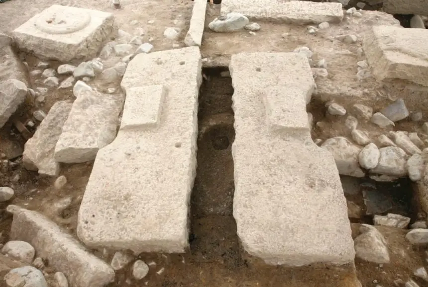 Всё могут короли: в Корее нашли туалет со смывом возрастом 1300 лет